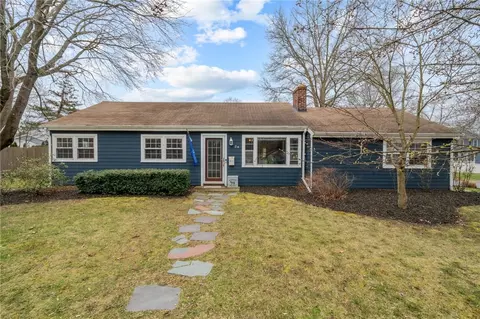24 Sherwood Ln, Barrington, RI 02806