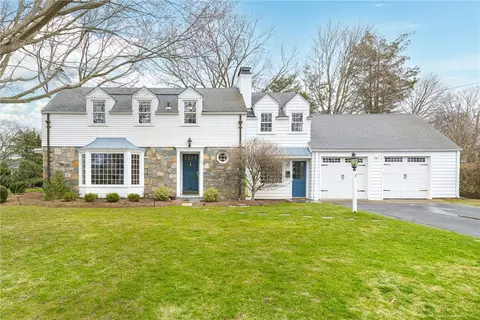 29 Fairway Dr, Barrington, RI 02806