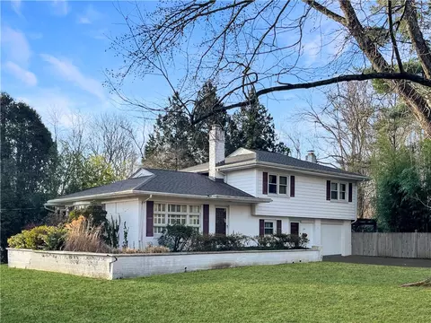 28 Hill Top Dr, East Greenwich, RI 02818