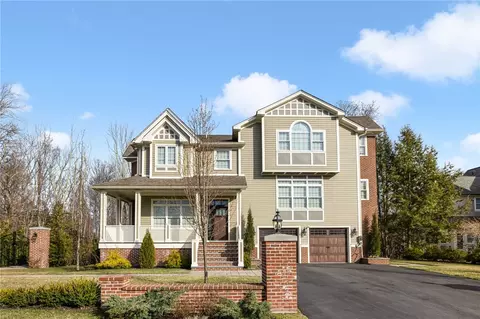 2 Thornwood Dr, Lincoln, RI 02865