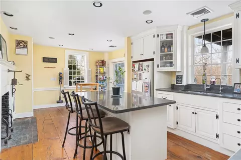 Kitchen - 47 Post Rd, Warwick, RI 02888 photo 4 of 10
