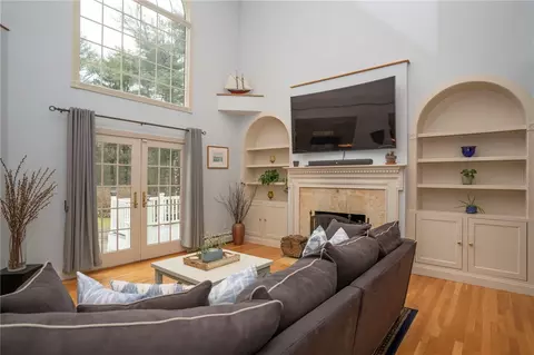Living - 1560 Copicut Rd, Fall River, MA 02747 photo 2 of 9