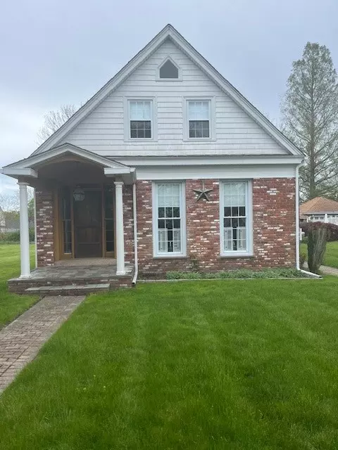 94 Church St, Bristol, RI 02809