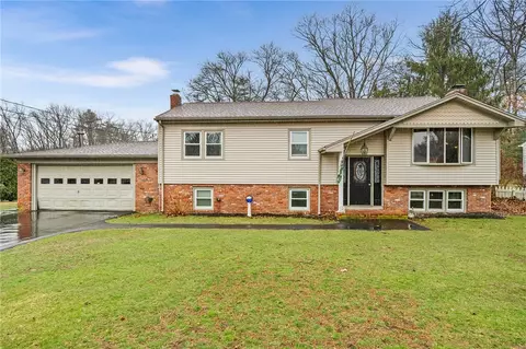 8 Arrowhead Trl, Smithfield, RI 02917
