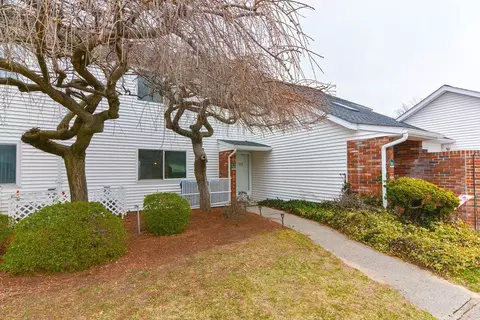 915 Stratford Ln, Warwick, RI 02886