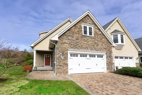 4 Spyglass Cir #A, Hope Valley, RI 02832