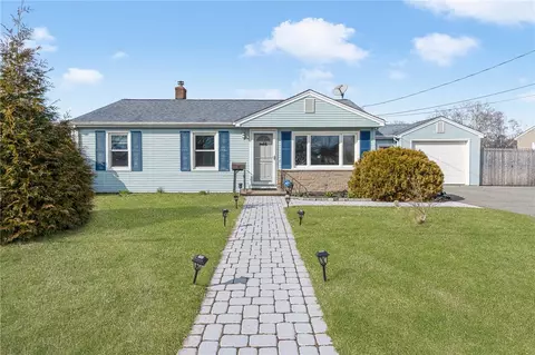16 Elmwood Dr, Rumford, RI 02916