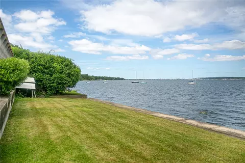 5 Bayside Ave, Portsmouth, RI 02871