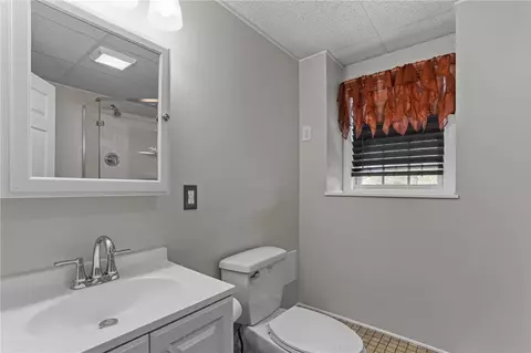 Bath - 7 Walker Ln, Coventry, RI 02816 photo 4 of 5