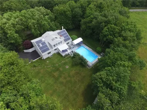 90 Meadow Tree Farm Rd, Saunderstown, RI 02874
