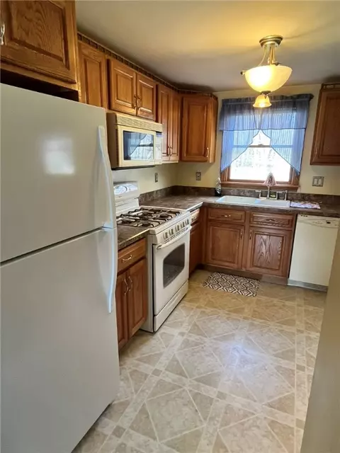 Kitchen - 2 Pasadena Ct, Warwick, RI 02888 photo 5 of 5