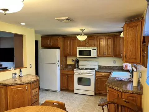 Kitchen - 2 Pasadena Ct, Warwick, RI 02888 photo 2 of 5