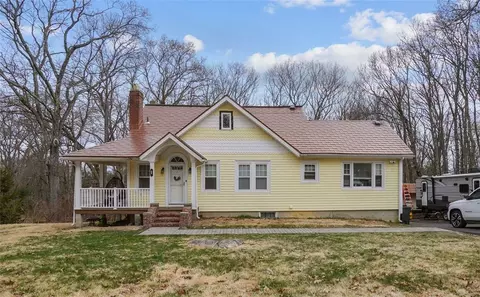89 Bishop Hill Rd, Johnston, RI 02919
