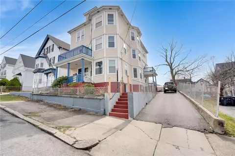 32 Sisson St, Pawtucket, RI 02860