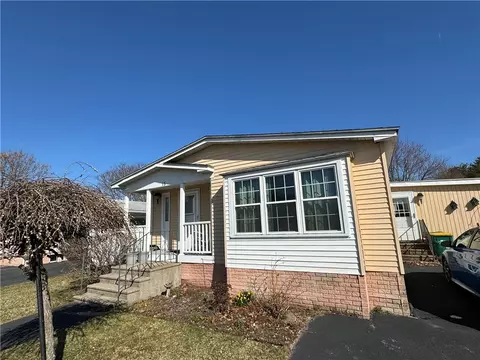 15 Queens Rd, Attleboro, MA 02703