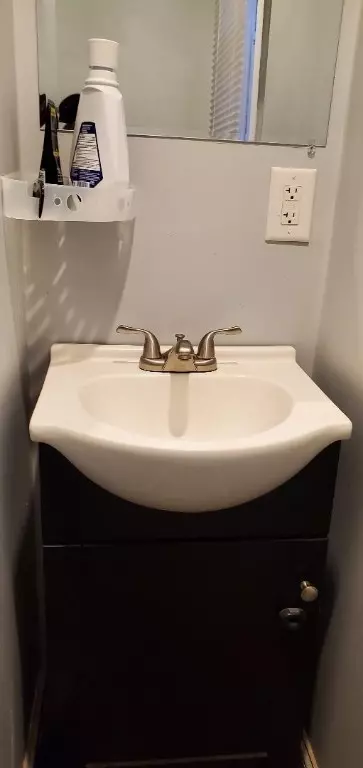 Bath - 91 Morton Ave, Woonsocket, RI 02895 photo 3 of 4
