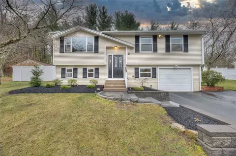 3 Canyon Dr, Coventry, RI 02816