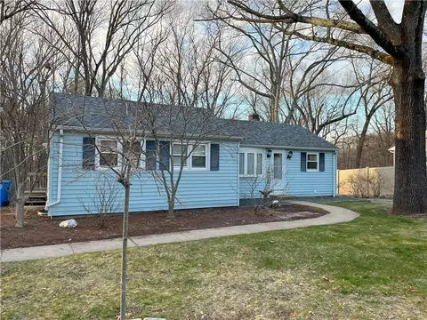 52 Lakeview Ave, Lincoln, RI 02865