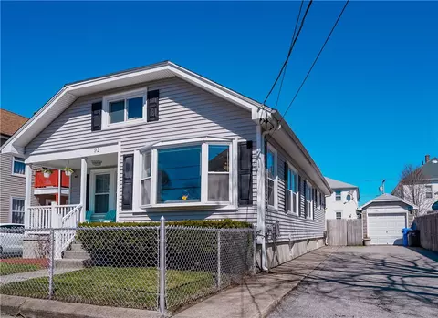 92 Oakland Ave, Pawtucket, RI 02861