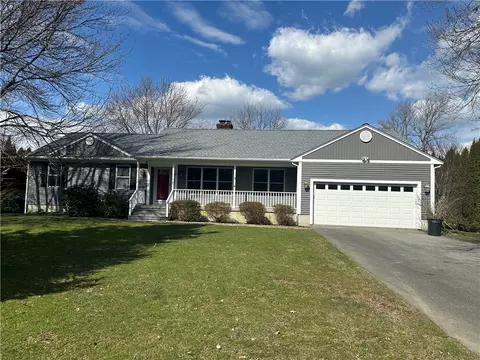 52 Bluegrass Dr, Middletown, RI 02842