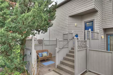 44 Seabreeze Ln, Bristol, RI 02809