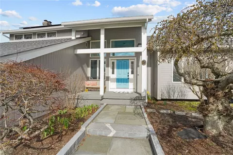 1 Overlook Dr, Bristol, RI 02809