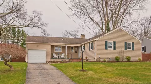 28 Gillooly Dr, Warwick, RI 02888