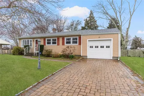 29 Birchwood Dr, Portsmouth, RI 02871