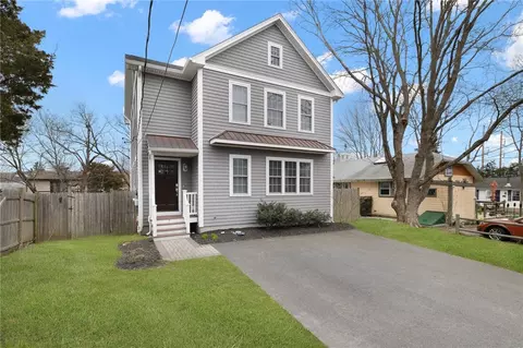 7 King Phillip St, Portsmouth, RI 02871