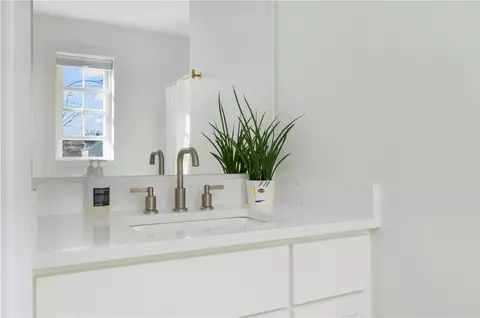 Bath - 153 Graystone St, Warwick, RI 02886 photo 4 of 5