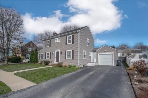 28 Pilgrim Dr, Cranston, RI 02905