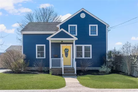 7 Loyola Ter, Newport, RI 02840