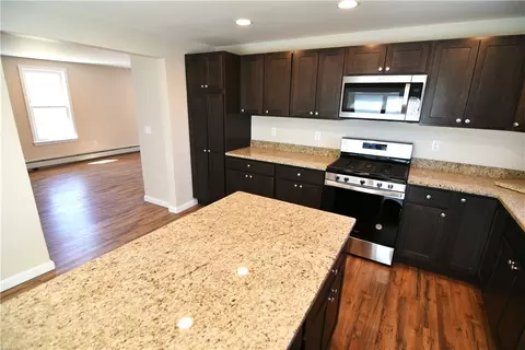 28 Loring St, Woonsocket, RI 02895 photo 4