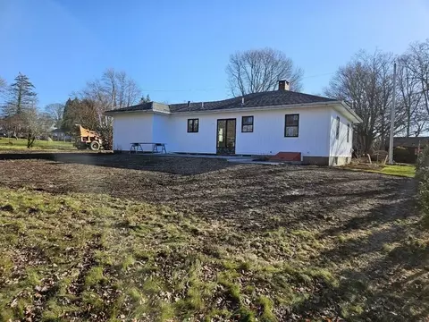 4 Overhill Rd, Warren, RI 02885 photo 2