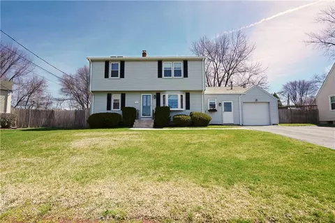 72 Crystal Drive Dr, Warwick, RI 02889