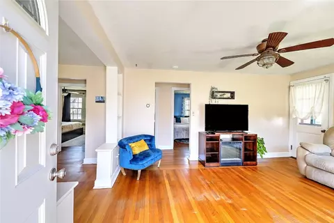 Living - 52 Lexington St, Woonsocket, RI 02895 photo 4 of 6