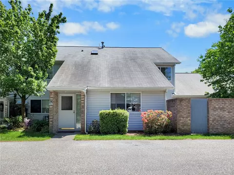 1016 Williamsburg Cir, Warwick, RI 02886