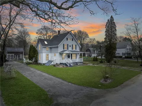 8 Maple Ct, Hopkinton, RI 02804