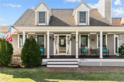 9 High Hawk Rd, Portsmouth, RI 02871