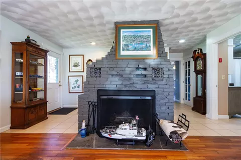 Living - 12 Waterfront Dr, Warwick, RI 02889 photo 3 of 5