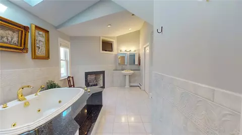 Bath - 2 Orleans Ct, Westerly, RI 02891 photo 2 of 5