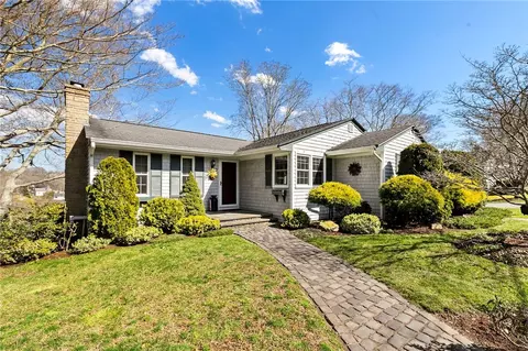 2 Simmons Ter, Middletown, RI 02842
