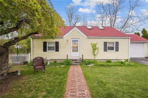 11 Haswill St, Warwick, RI 02889