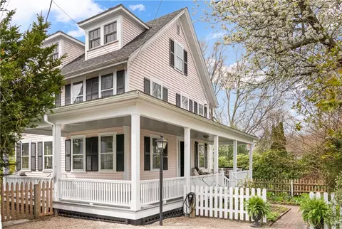 35 Central St, Bristol, RI 02809