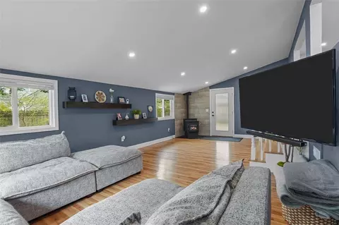Living - 19 Prudence Ln, Warren, RI 02885 photo 1 of 2