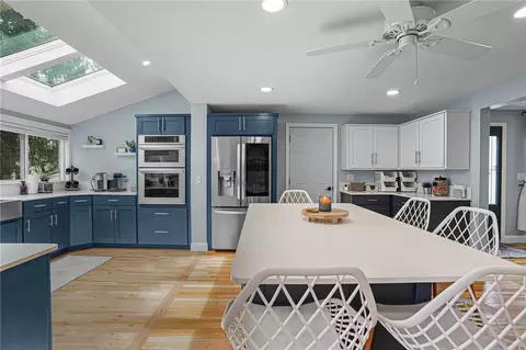 Kitchen - 19 Prudence Ln, Warren, RI 02885 photo 6 of 7
