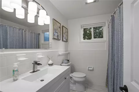 Bath - 19 Prudence Ln, Warren, RI 02885 photo 1 of 5