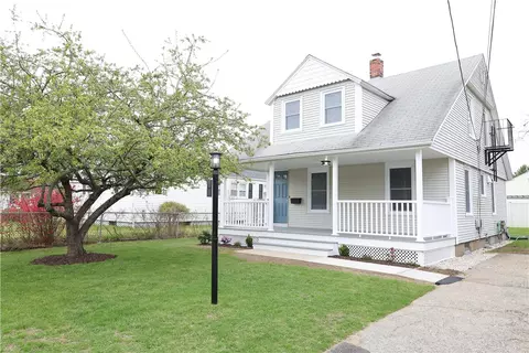 47 General Hawkins Dr, Warwick, RI 02888