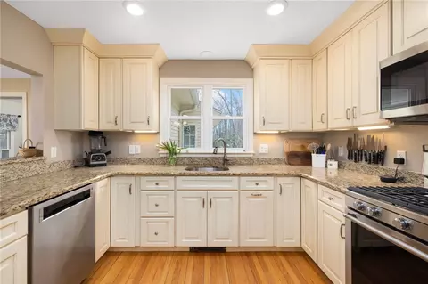 Kitchen - 2 Lansdowne Rd, Warwick, RI 02888 photo 2 of 6