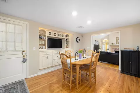 Dining - 2 Lansdowne Rd, Warwick, RI 02888 photo 1 of 4
